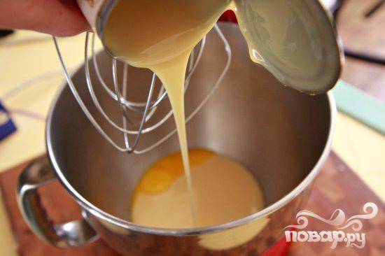 4. Сделать начинку. В большой миске взбить яичные желтки и сгущенное молоко. Добавить сок лайма, взбить до однородной массы. 