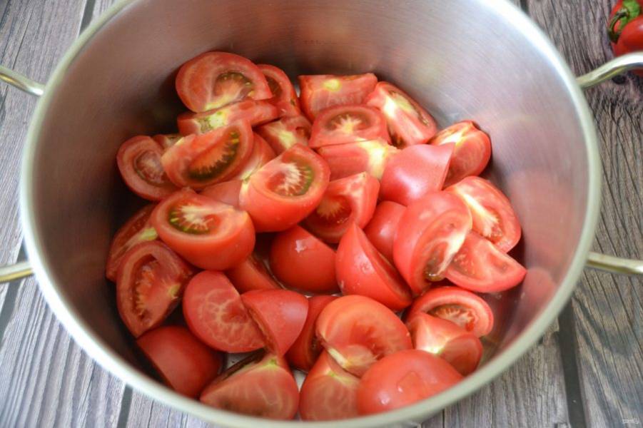 Помойте и порежьте на крупные дольки помидоры.