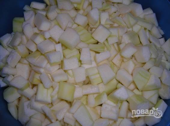 1. Первым делом все овощи нужно обжарить. Лучше делать это по отдельности. Вымойте, нарежьте кубиками кабачки и в несколько этапов обжарьте их на сковороде с растительным маслом. Обжаренные кабачки переложите в емкость с толстым дном. 