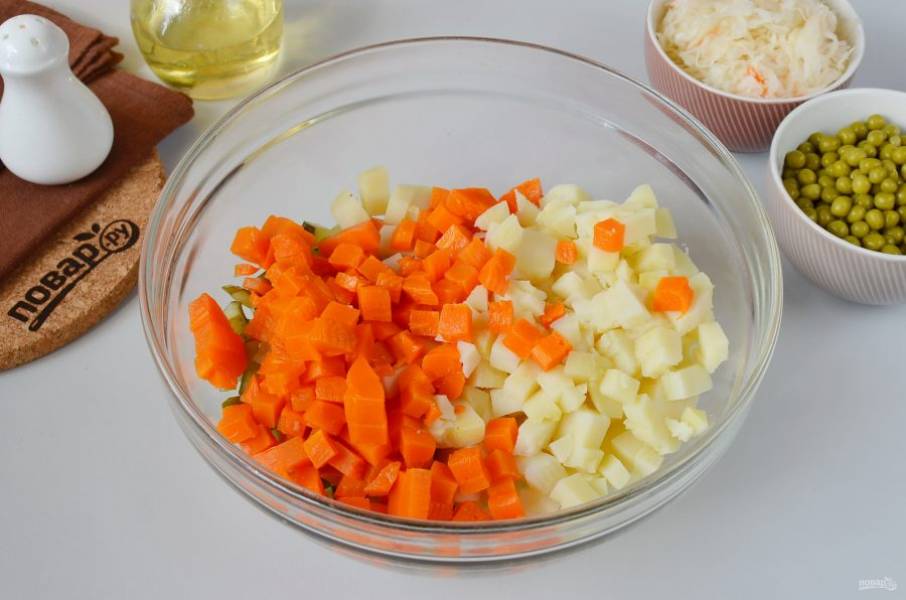 Очистите морковь и картофель, порежьте кубиками небольшого размера. Выложите овощи в салатник.