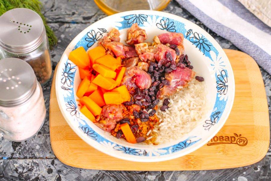 Мякоть баранины или другой сорт мяса промойте, удалите жилы и пленки, измельчите кубиками. Чем мельче будет мясная нарезка, тем быстрее она приготовится в тыкве. Промойте рис любого сорта, лучше пропаренный. Соедините в пиале или миске мясо с рисом, приправой, сушеным барбарисом и перемешайте. Добавьте немного нарезанной тыквенной мякоти вместо моркови.