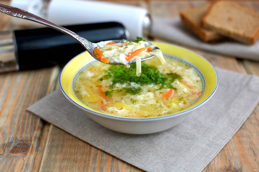 Куриный суп с вермишелью «паутинка» и колбасным сыром в мультиварке. Рецепт с фото