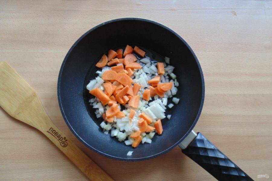 Морковь и лук нарежьте, но не очень крупно и выложите в сковороду или сотейник. Налейте растительное масло и жарьте до прозрачности лука.