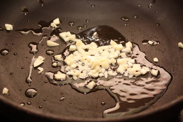 Для начала нам необходимо отварить макароны до полной готовности в слегка подсоленной воде. Пока макароны варятся, мы наливаем в сковородку оливковое масло и обжариваем на нем измельченный чеснок 1-2 минуты. 