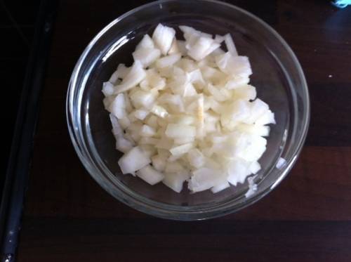 Для рецепта приготовления запеканки из картофельного пюре нам понадобится: очистить лук и мелко нашинковать его.