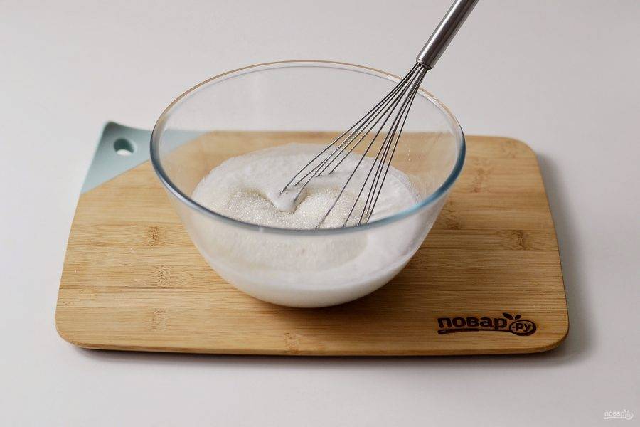 В другой миске соедините теплую воду с коксовым молоком. Добавьте сахар, размешайте до полного растворения.
