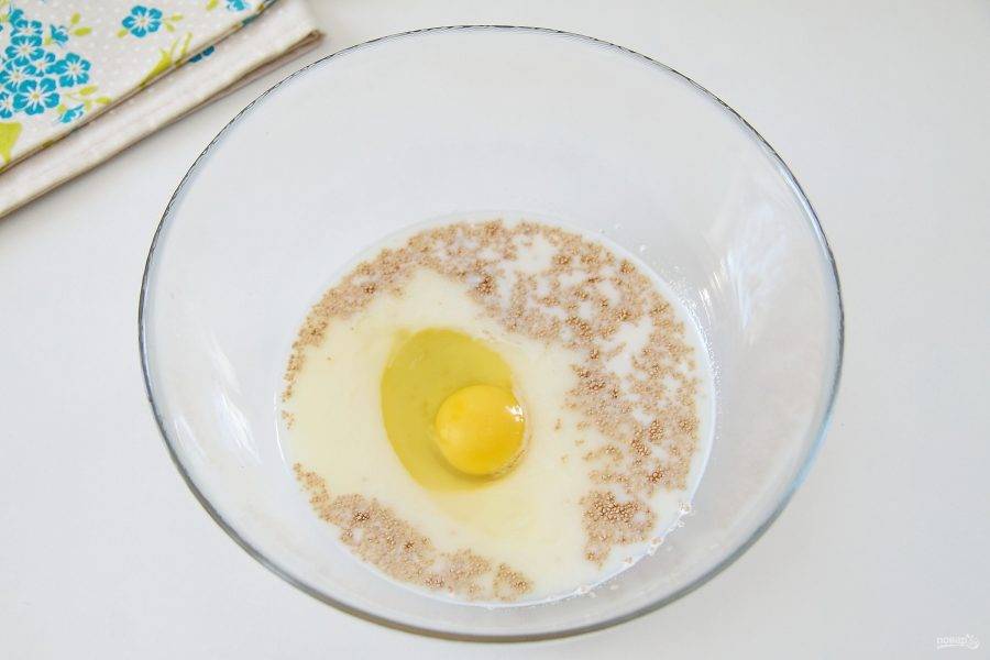 2. Молоко немного подогрейте в микроволновке, добавьте к нему 3ст. л. сахара, дрожжи и одно яйцо.
