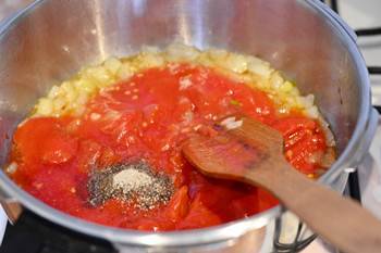 3. Обжариваем на растительном масле 5 минут с сахаром, чтобы лук карамелизировался. Потом добавим помидоры в собственном соку, уксус, соль и перец. Разминаем томаты и мешаем. Тушим 5 минут.