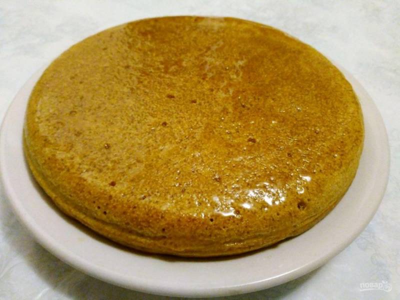 Дайте готовому алжирскому пирогу слегка остыть и выньте его на тарелку, после чего хорошо пропитайте жидким мёдом или сиропом. Приятного чаепития!