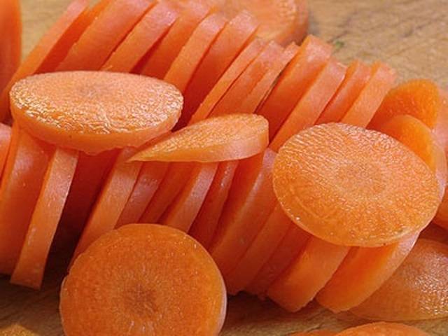 Морковь порежьте кольцами.