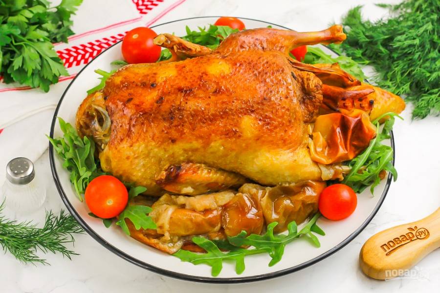 Утка в рукаве с яблоками