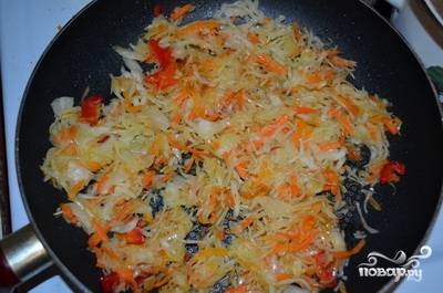 5.	Тем временем промываем холодной водой квашеную капусту, затем выкладываем в сковороду с морковью и луком либо обжариваем на отдельной сковороде.