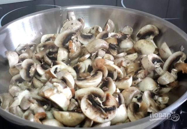 Растопите масло в сковороде и выложите туда грибы.
