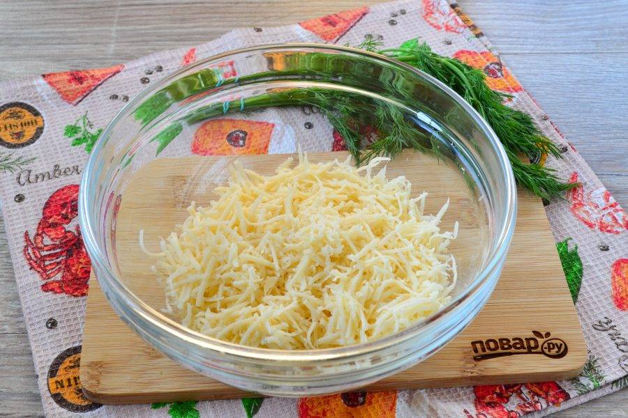 2. Твердый сыр натрите на мелкой терке.