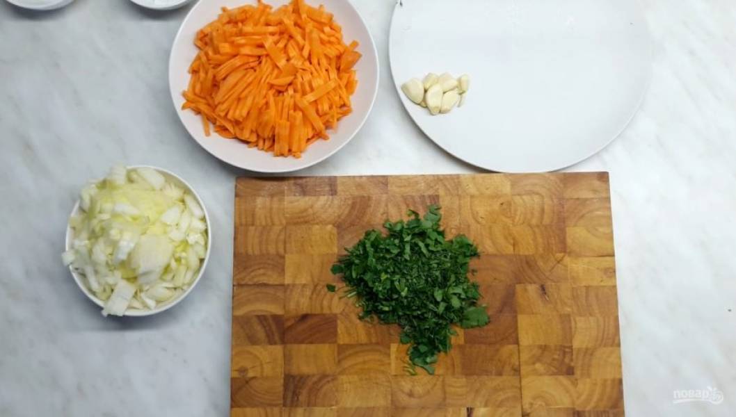 1. Нарежьте соломкой морковь, лук — мелкими кубиками. Мелко нарежьте зелень. 