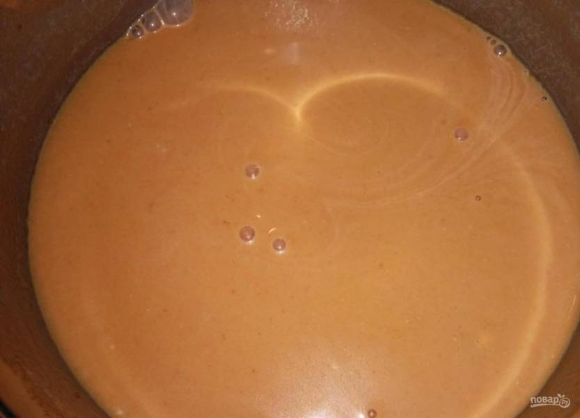 6.	Сделайте соус, смешав томатный сок со сметаной.