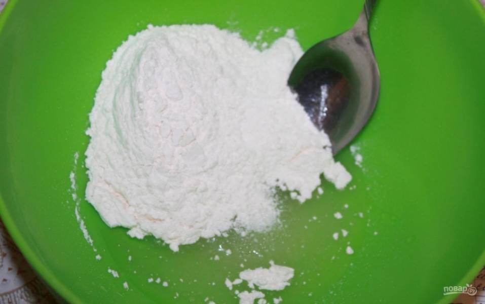 1.	В миску кладу сахарный песок, соль поваренную, растительное масло, просеянную заранее муку (½ стакана).