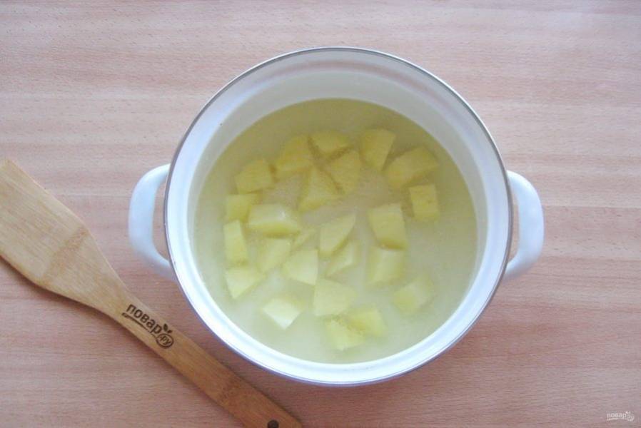 Картофель очистите и помойте. Нарежьте и выложите в кастрюлю с куриным бульоном. Начинайте варить суп.