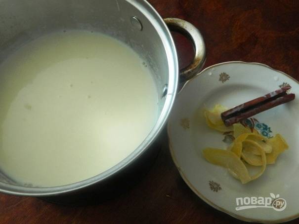 Молоко закипело, процедим его - уберем цедру лимона и палочку корицы.