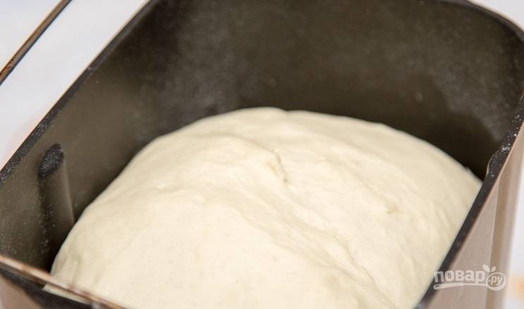 Тесто поставьте вымешиваться в хлебопечке.