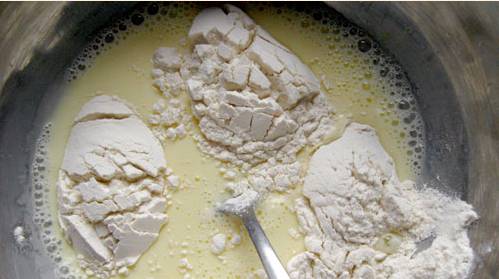 1. Итак, сделаем тесто. Сначала взобьем яйца с сахаром и солью. Затем добавим молоко, перемешаем. Затем - муку, опять перемешаем. В самом конце - масло. Постоянно тщательно вымешиваем тесто, чтобы не было комочков.