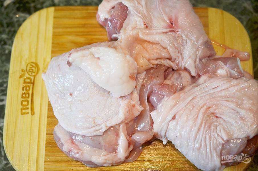 3. Курицу нарежьте на части и при необходимости отделите от костей.