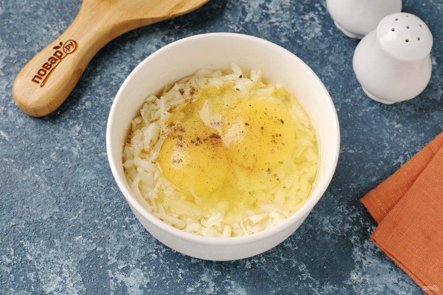 "Сулугуни" натрите на тёрке, добавьте яйца, соль и перец по вкусу.