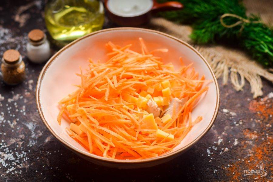 Морковь очистите, вымойте и просушите. Натрите на терке для корейской моркови. Стружку добавьте в салат.