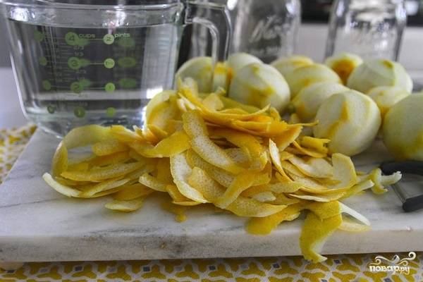 1. Для начала нужно подготовить лимоны. Вымойте их под проточной водой, а затем ошпарьте кипятком. Обсушите как следует и аккуратно снимите цедру. В данном случае лучше срезать ножом или чистилкой для овощей, но не натирать. 