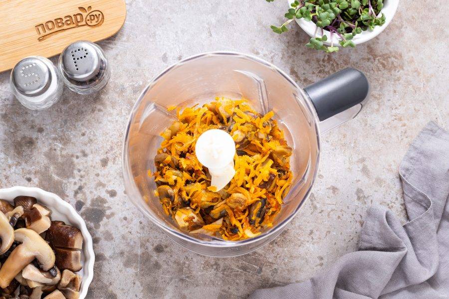 Переложите грибы с жареными овощами в блендер.
