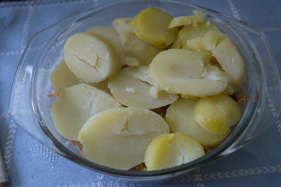 Картофелем накройте мясной слой.