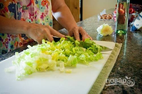 4. Вымойте, обсушите, измельчите салат.