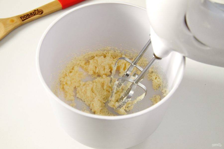 В отдельной миске взбейте мягкое масло с большей частью сахара.