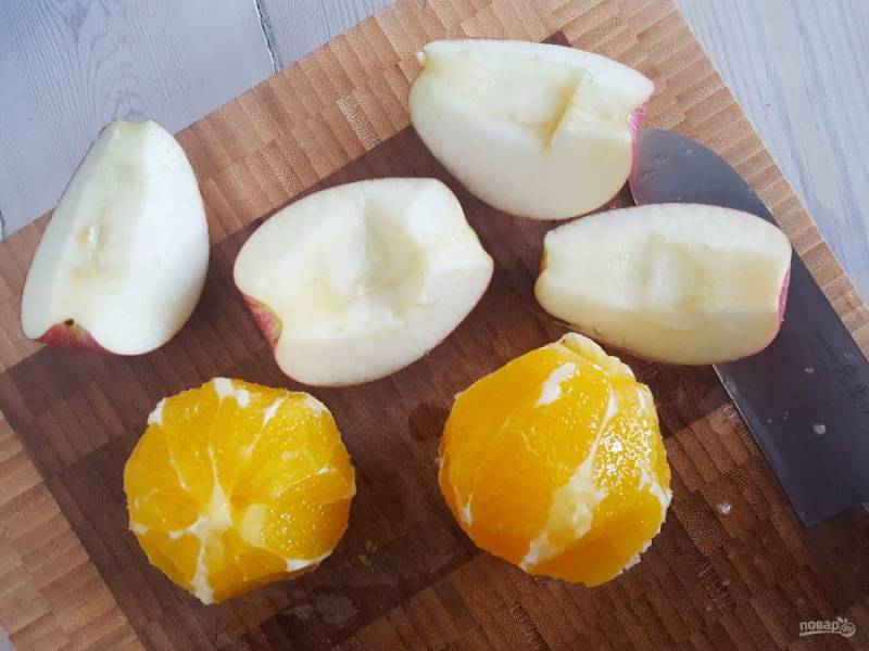Яблоко и очищенные апельсины нарежьте небольшими дольками.