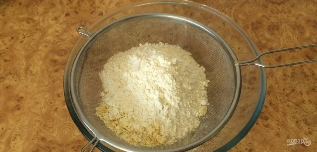 1. Просейте пшеничную, кукурузную муку, соль и разрыхлитель. Добавьте сахар и хорошо перемешайте. Яблоки промойте и просушите, по желанию очистите их от кожуры. 