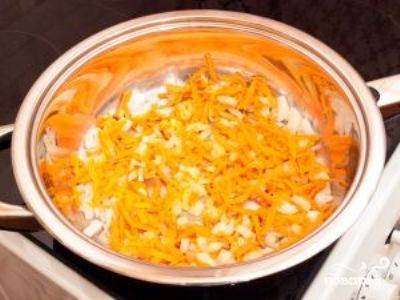 В сковороду добавьте морковь и немного обжарьте.