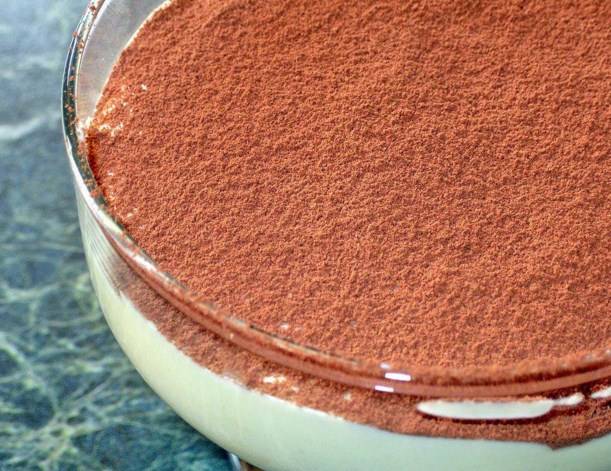 Готовый тирамису в креманках посыпьте какао-порошком перед подачей. 