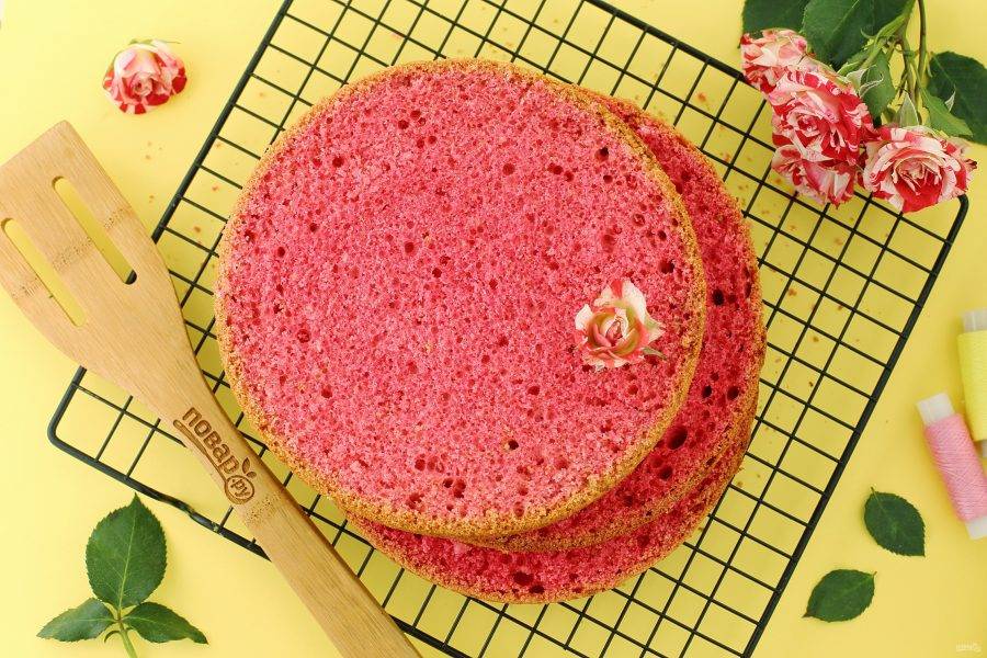 Розовый бисквит готов. Можно его подать как самостоятельный десерт, посыпав сахарной пудрой или использовать как основу для приготовления тортов. Приятного аппетита!