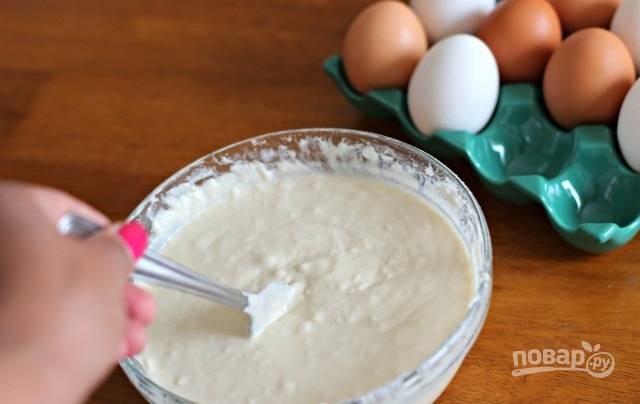 1.	Смешайте все сухие ингредиенты. В другую миску выложите растопленное сливочное масло, яйца и влейте стакан молока, затем соедините сухие ингредиенты с мокрыми, добавьте молоко до образования густой консистенции.