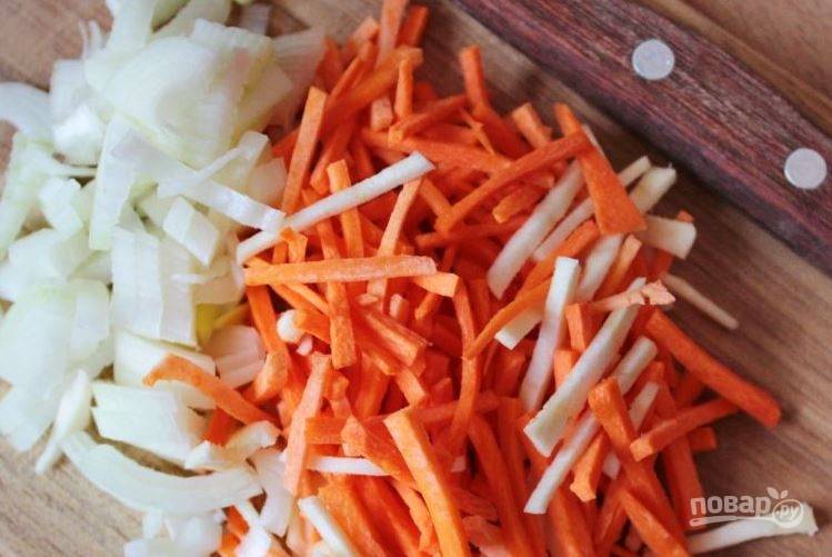 Вымойте и почистите лук, пастернак и морковь. Лук порубите на кубики, а морковь и пастернак порежьте тонкой соломкой. Пассеруйте овощи на сковороде, влив в нее половину от всего количества масла виноградной косточки. Добавьте овощи в бульон. 