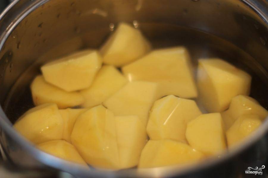 Картофель залить водой, довести до кипения.