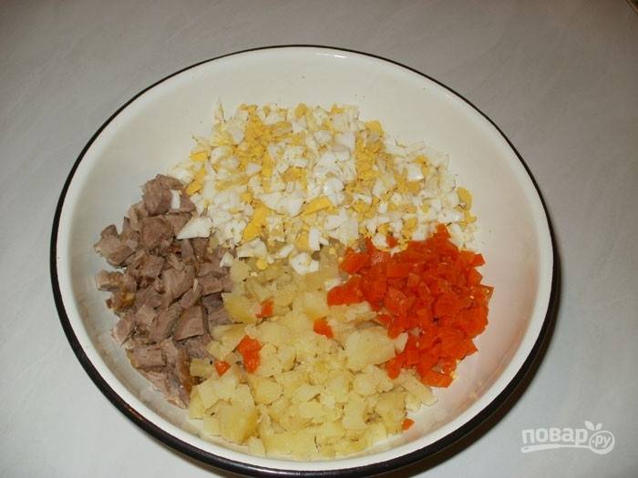 Ингредиенты на салат Столичный с курицей и солёными огурцами