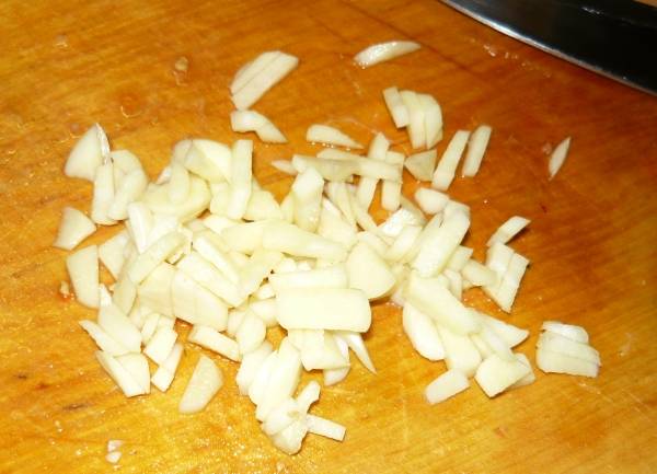 6. Чеснок очистить и нарезать средними кусочками.