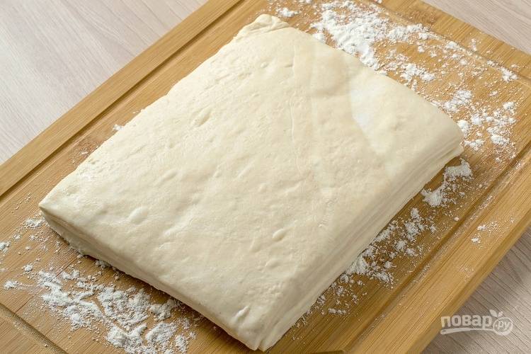 1. Первым делом нужно разморозить тесто. Духовку включите и разогрейте до 180 градусов.