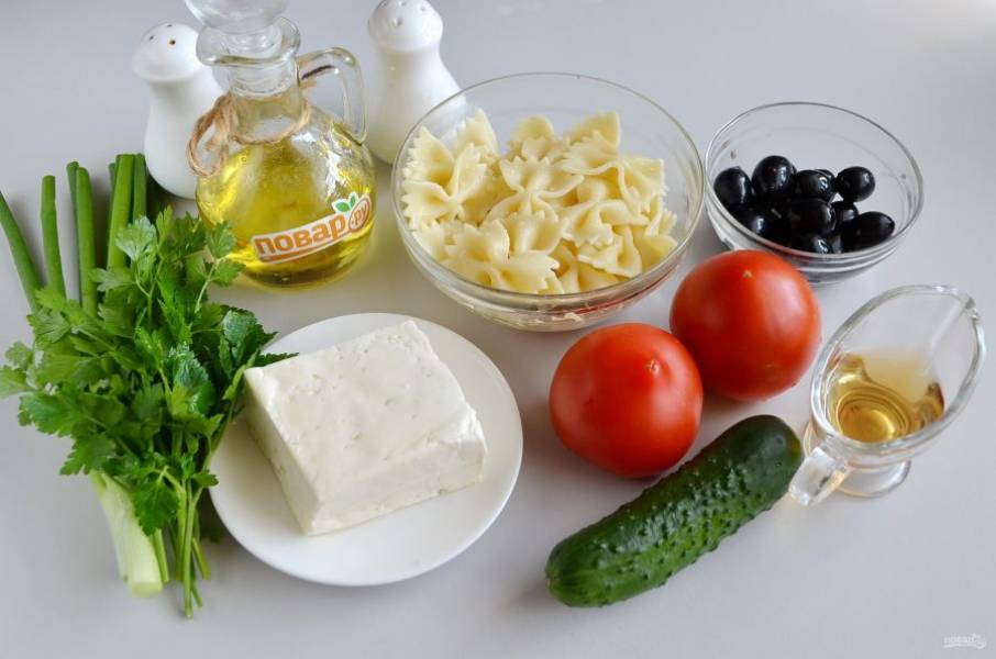 Подготовьте продукты. Овощи и зелень вымойте, я кладу обычно зеленый лук и петрушку, можно добавить укроп, орегано, базилик. Макароны отварите в соленой воде, откиньте на дуршлаг, заправьте ложкой масла и отправьте в холодильник пока.