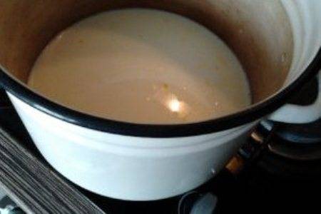 1. Для начала нужно сделать опару: в теплое молоко всыпаем 3 ложки сахара, соль, дрожжи и ставим в тепло. Спустя тридцать минут начнем замешивать тесто.