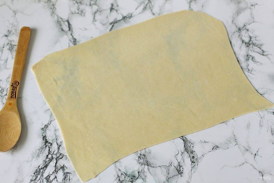 Стол и скалку смажьте растительным маслом. Раскатайте тесто в форме прямоугольника, толщиной не более 2-3 миллиметров. Излишки можно обрезать ножом.