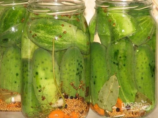 Заливаем кипящим маринадом огурцы, плотно закупориваем крышками и ставим горлышком вниз. Укутываем до полного остывания.