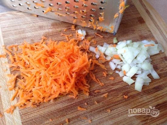 А пока нарежем мелкими кубиками лук и натрем морковь на средней терке.