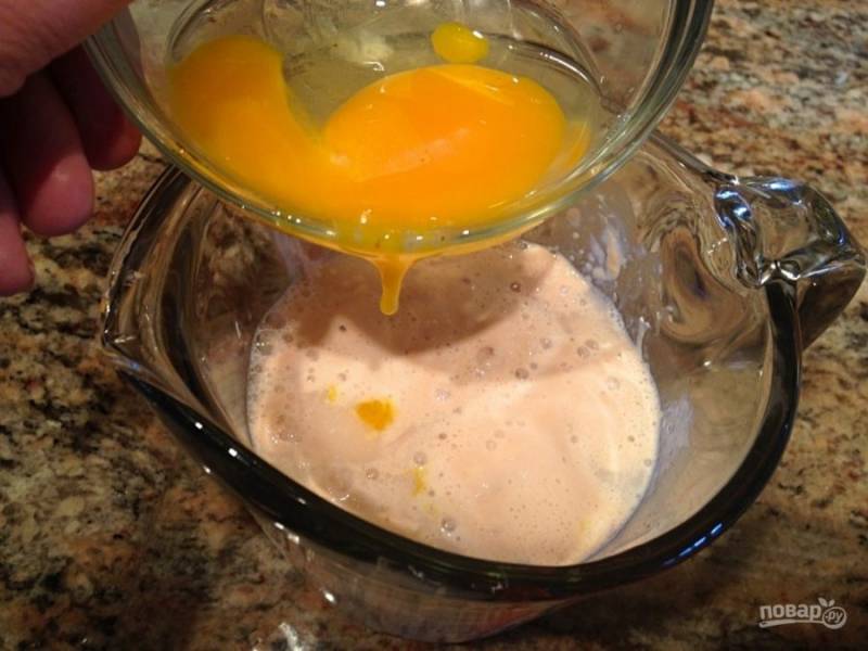 Добавьте яйца, опару и сливочное масло комнатной температуры. Снова все смешайте до однородности.
